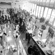 stoiska wystawowe w hali targowej