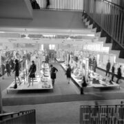 stoiska wystawowe w hali targowej