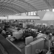 stoisko z maszynami i urządzeniami w hali wystawowej