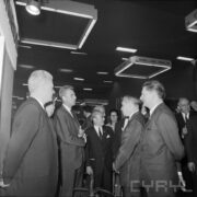 grupa mężczyzn w hali wystawowej