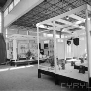 stoiska wystawowe w hali targowej