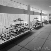 stoiska w hali wystawowej