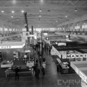 stoiska w hali wystawowej i zwiedzający je ludzie