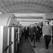 grupa mężczyzn w hali wystawowej