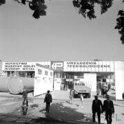 stoisko plenerowe, zwiedzający ludzie