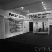 stoiska w hali wystawowej