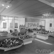 stoisko z butami w pawilonie wystawowym