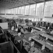 stoiska wystawowe w hali targowej