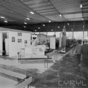 stoiska w hali wystawowej, zwiedzający ludzie