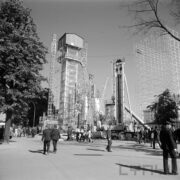 stoisko z rusztowaniami na betonowym placu, na placu duże grupy zwiedzających ludzi