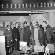 grupa mężczyzn przy stoisku wystawowym