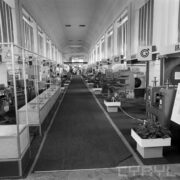 stoiska w hali wystawowej