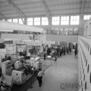 stoiska w hali wystawowej