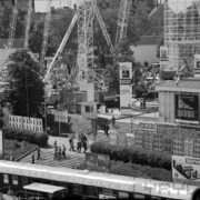 wystawa plenerowa z maszynami budowlanymi, spacerujący ludzie