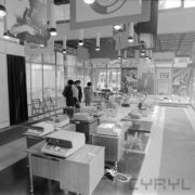 stoiska w hali wystawowej, zwiedzający ludzie