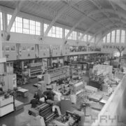 stoiska w hali wystawowej, zwiedzający ludzie