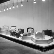 stoisko z torbami podróżnymi i walizkami