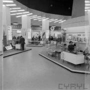 stoiska z urządzeniami w hali wystawowej