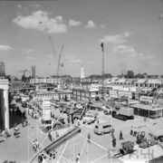 wystawa plenerowa na placu przed budynkami wystawowymi, spacerujący ludzie