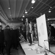 stoisko z odzieżą damską w hali targowej