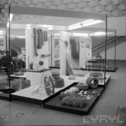 stoiska w hali wystawowej