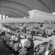 stoisko z maszynami i urządzeniami w hali wystawowej