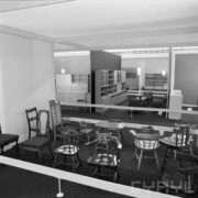 stoisko z krzesłami w hali wystawowej