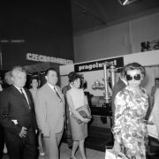 grupa kobiet i mężczyzn w hali wystawowej