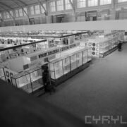 stoiska wystawowe w hali targowej