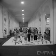 stoiska z ubranymi manekinami w hali wystawowej