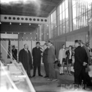 grupa ludzi w hali wystawowej