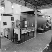 stoiska w hali wystawowej