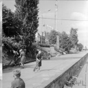 kilka kobiet zamiata peron kolejowy