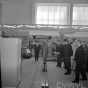 grupa mężczyzn w hali wystawowej