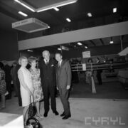 dwie kobiety i dwóch mężczyzn w hali wystawowej