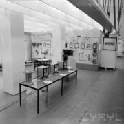 stoisko z urządzeniami w hali wystawowej