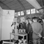 grupa mężczyzn w hali wystawowej