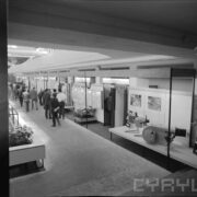 stoiska w hali wystawowej, zwiedzający ludzie