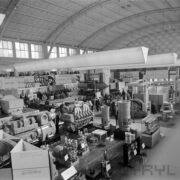 stoisko z maszynami i urządzeniami w hali wystawowej