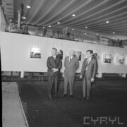 trzech mężczyzn w hali wystawowej