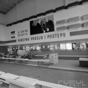 stoiska w hali wystawowej