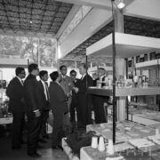 grupa mężczyzn w pawilonie wystawowym