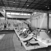 stoisko z pończochami w hali targowej