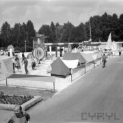 rozstawione namioty, spacerujący ludzie