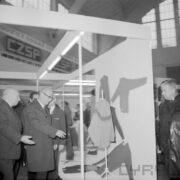 kilku mężczyzn w hali targowej