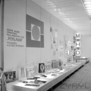 stoiska z folderami i papierowymi torbami reklamowymi