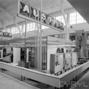 stoiska w hali wystawowej