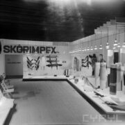 stoiska w hali wystawowej