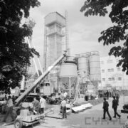 silosy i maszyny budowlane, zwiedzający ludzie