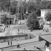 chodniki między budynkami wystawowymi, spacerujący ludzie